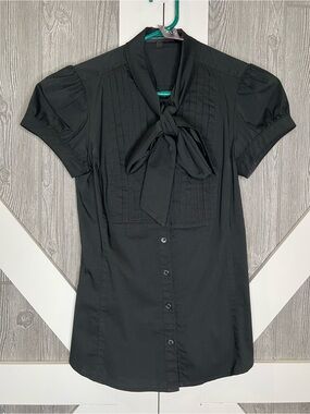 213. Express Black Bow Tie Front Pintuck Blouse XS